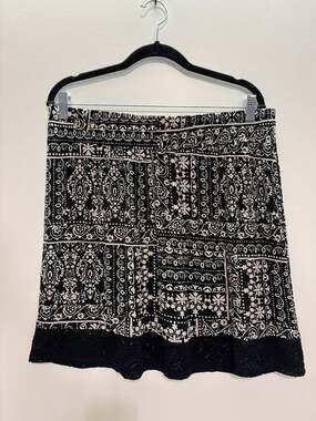 CB Established 1962 Cream Black Large Skirt Lace Accent